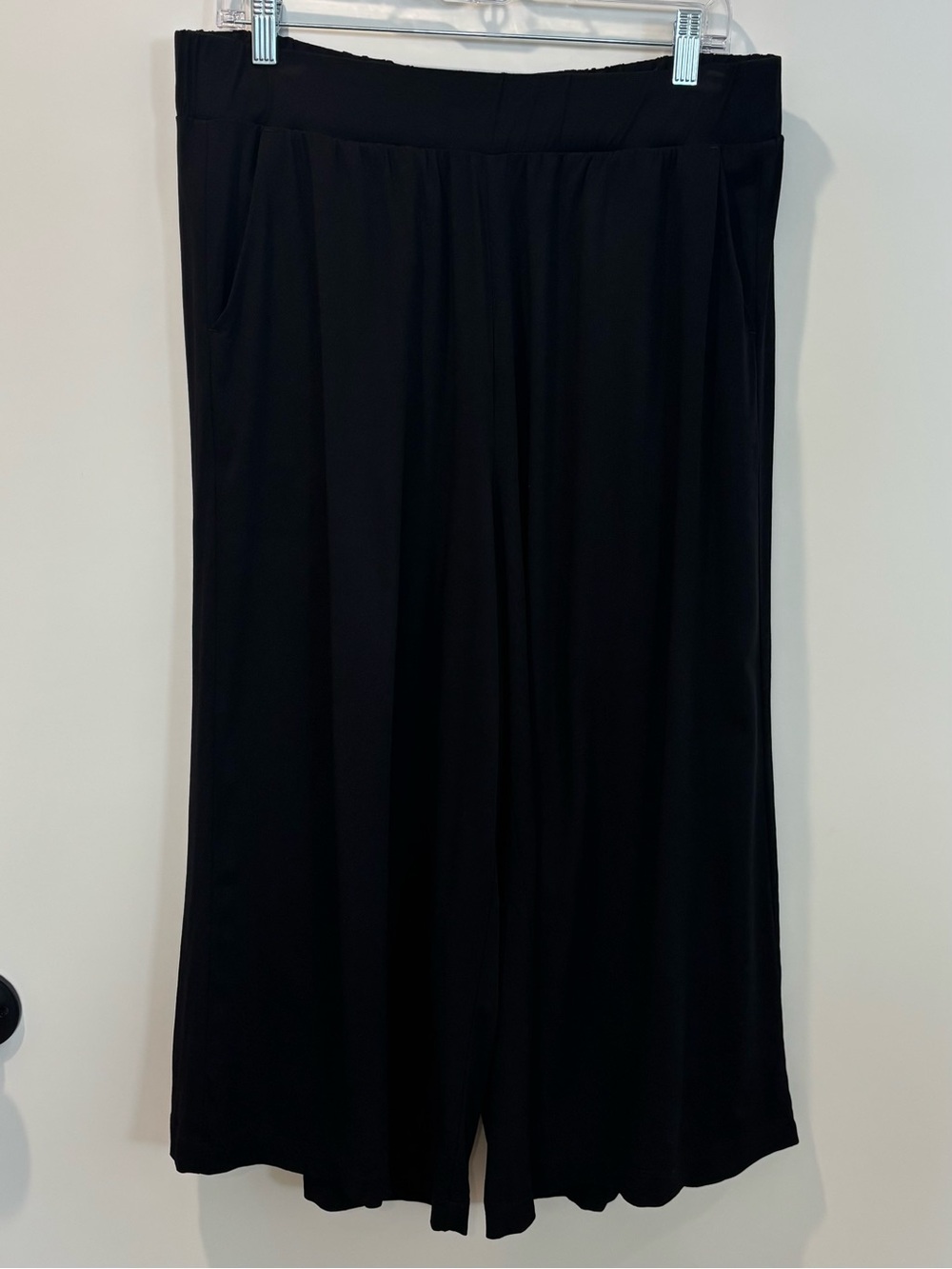 Torrid Black Pull-On Wide Leg Crop Gauchos (Torrid 00 = Size 10)